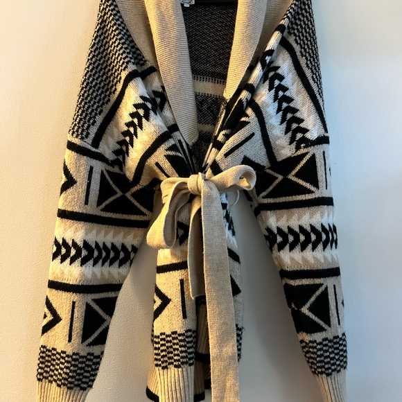 Geometric Patterned Sweater - Picture 3 of 3